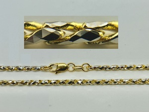 45cm 18K G750 UBS |   Un collar de oro de 18 quilates bellamente elaborado donde la luz y la sombra doradas se entremezlan. - Product Image 3