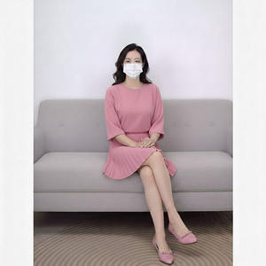 Ensemble de jupes personnalisées OEM très demandées pour femmes, comprenant un crop top à capuche avec impression de logo décontractée, idéal pour l'hiver. - Product Image 5