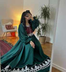 ชุดเดรสปักมือสไตล์อัฟกันคูชี สีเหลืองและเขียว พร้อมผ้าคลุมไหล่หลากสีสัน ปักลายอย่างประณีต - Product Image 4