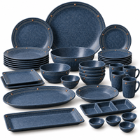 Service de vaisselle en mélamine bleu marine avec bordure brodée, comprenant des assiettes coupes, des bols à soupe, des mugs et un plateau compartimenté pour les projets de restauration