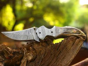 Couteau pliant artisanal en acier Damas de qualité industrielle Nordic Forge, épaisseur 0,45 mm, manche en bois de cerf, étui en cuir, pour la poche - Product Image 3