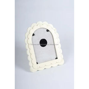 Cadre photo en bois fait main avec motif en résine à carreaux noir et blanc, décoration de table contemporaine pour la maison - Product Image 3