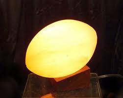 Lampe à sel fantaisie sculptée de l'Himalaya par Sian Enterprises Design de ballon de rugby USB Produit d'artisanat naturel - Product Image 5