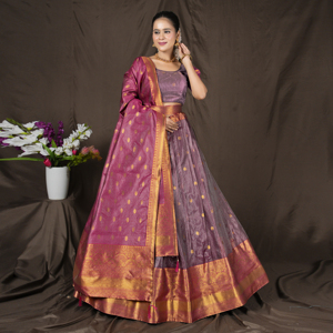 Lehenga Choli de Seda Banarasi con Motivos Tejidos, Borde Tradicional de Lujo, Blusa a Juego y Elegante Dupatta Festivo - Product Image 1