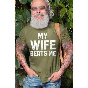 Camiseta de Algodón 100% Ecológica Unisex de Manga Corta con Estampado Frontal de Serigrafía: Mi Esposa Me Da Golpes (Broma Divertida) - Product Image 1