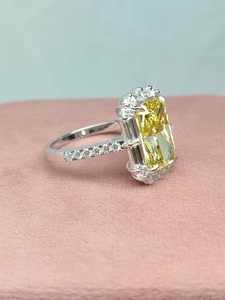 Colgante de Diamantes Amarillos Radiantes, Corte Baguette y Redondo, en Oro Blanco |   Elegante Joyería de Diamantes de Lujo con Múltiples Formas para Regalo de Boda - Product Image 3