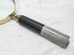 Loupe vintage en laiton avec poignée en résine bicolore, loupe de poche de luxe, décoration de bureau, cadeau d'affaires haut de gamme - Product Image 4