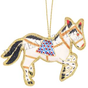 Brazeal Studio - Ornements de Noël personnalisés faits à la main en velours satiné écologique, brodés de perles, fils dorés, fabrication artisanale - Product Image 3