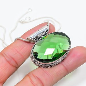 Pendentif artisanal en pierre de péridot : Bijoux faits à la main - Product Image 1