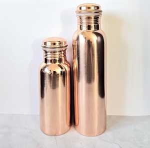 Botella de cobre dorado: Una declaración clásica de bienestar y diseño artístico para espacios premium - Product Image 1