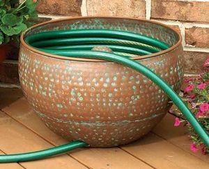 Urna de Almacenamiento para Manguera de Jardín de Cobre Pulido y Martillado con Tapa, Elegante Organizador de Tuberías de Agua para Exteriores - Product Image 4