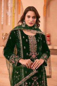 Ensemble de robe en velours élégant avec broderie lourde, spécial mariage et Eid, édition britannique - Product Image 4