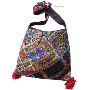 Sac à bandoulière ethnique en polyester écologique, brodé style bohème Banjara, fait main, avec fermeture éclair, motifs tribaux vibrants - Product Image 2