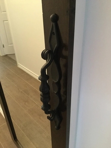 Loquet de portail en fer forgé - Design traditionnel - Finition peinte - Quincaillerie de portail durable - Modèle KHP-DECO-SP - Product Image 5