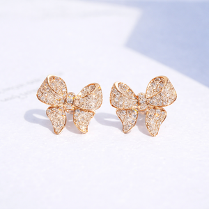 Boucles d'oreilles clous nœud papillon en or jaune 14 carats avec diamants pavés, bijoux fins de luxe pour femmes, vente en gros - Product Image 2