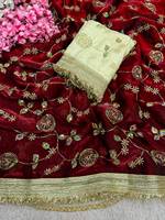 Sari en satin de soie Fandy avec perles et broderies de sequins, idéal pour les mariages et les soirées, accompagné d'un chemisier en satin de soie Fandy avec perles et broderies de sequins.