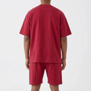 ชุดเสื้อยืดและกางเกงขาสั้นโอเวอร์ไซส์ผ้าฝ้าย 100% สีแดงพรีเมียม - ชุดลำลองผู้ชายแบบสองชิ้นทรงหลวมไหล่ตก - Product Image 6