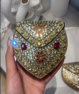 กระเป๋าคลัทช์ทรงวงรีลายศิลปะพื้นบ้านสำหรับสุภาพสตรี งานฝีมือธรรมชาติ ประดับมุกเปลือกหอย โลหะโมเสก คุณดัน หลากสี ชุบทองคำ  F S International - Product Image 2