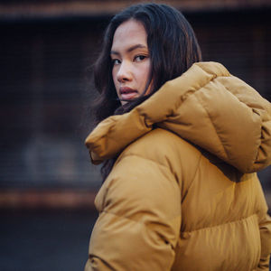 Parka Acolchada de Plumón para Mujer, Modelo Ellie, de Alta Calidad OEM, con Capucha Ajustable y Diseño Acolchado, Chaqueta de Invierno - Product Image 6