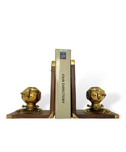Porte-livres en bois antique élégant avec casque de plongeur en laiton - Product Image 2