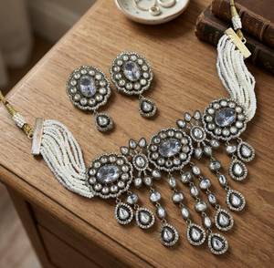 Parure de collier ras-du-cou et boucles d'oreilles de mariée style victorien, plaqué or, avec perles CZ et Kundan, inspirée des bijoux Moissanite - Product Image 3