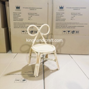 Chaises pour enfants en rotin naturel faites à la main pour événements de location, mariages, fêtes d'anniversaire et mobilier événementiel commercial - Product Image 1