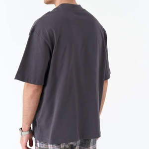 Camiseta para Hombre, Corte Cuadrado, Hombros Caídos, Estilo Urbano, Color Gris, con Logotipo Estampado - Product Image 3