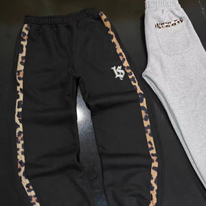 Pantalones Deportivos de Felpa 100% Algodón, con Estampado de Leopardo, Rayas Laterales de Dos Tonos, Puños Ajustables y Logotipo Bordado - Product Image 1