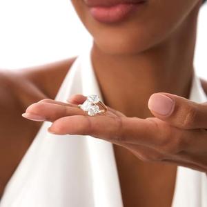 Bague Toi et Moi en or jaune massif avec diamant blanc taille poire ovale émeraude, sertie d'un grappe de pierres multiples et d'une triple pierre asymétrique - Product Image 4