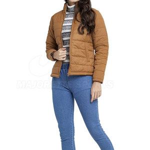 Vestes matelassées élégantes pour femmes avec logo personnalisé, dotées d'un tissu de qualité supérieure, d'une fermeture éclair intégrale et de poches latérales, conçues pour un usage quotidien. - Product Image 4
