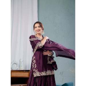 Ensemble de costume en satin de créateur avec broderie et travail de sequins - Product Image 6