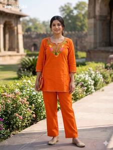 Conjunto coordinado de kurta y pantalón corto de algodón Khadi con bordado floral, diseño moderno y en tendencia, para mujer, exportador de moda. - Product Image 5