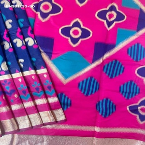 Sari en soie PochamPally pour occasions spéciales avec motif tissé Meena et Zari sur toute la surface - Collection Saree Love avec pallu contrastant et blouse - Product Image 1