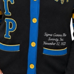 เสื้อคาร์ดิแกน SGRHO สีดำสำหรับผู้หญิง ลายตัวอักษรกรีก ติดกระดุม เสื้อถักนิตติ้ง ชุดนักศึกษา แฟชั่นลำลองสำหรับวิทยาลัย เสื้อคาร์ดิแกนสั่งทำพิเศษ - Product Image 5