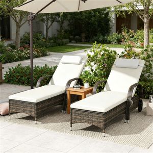 2 chaises longues d'extérieur en crème pour se détendre au soleil - Product Image 1