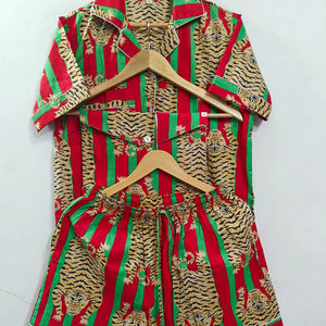 Conjunto de Pijamas de Seda Pura al Por Mayor al Mejor Precio, Nueva Llegada, Estampado Floral, Ropa de Dormir Suave y Cómoda para Mujer - Product Image 1