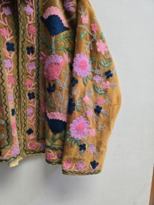 เสื้อแจ็คเก็ตกำมะหยี่สีเหลืองอ่อนหรูหราสำหรับผู้หญิง ปักลายดอกไม้หลากสีสัน สไตล์โบโฮ งานฝีมือ สำหรับฤดูหนาว ขายส่ง ส่งออก B2B - Product Image 3
