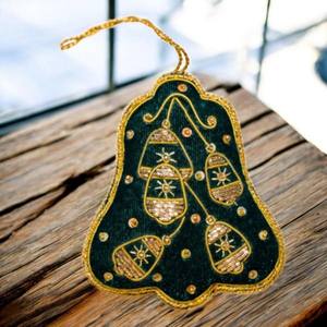 Décoration suspendue artisanale en Zari |   Décoration suspendue en velours vert avec fil métallique et perles, vente en gros de décorations suspendues Zari - Product Image 2