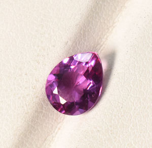 Granate de rodolita de laboratorio en piedra preciosa facetada de pera suelta rosa para joyería 5X3mm a 9X6mm Tamaños calibrados - Product Image 1
