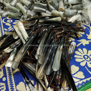 Cuchara para zapatos premium hecha a mano de cuerno de vaca y buey de 16 pulgadas con mango largo y correa de cuero auténtico para facilitar el calzado al mejor precio - Product Image 6