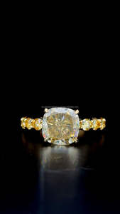 Cojín amarillo corte Moissanite diamante racimo piedra ajuste anillo de compromiso lujoso anillo de compromiso chapado en oro de 10K para mujer - Product Image 6