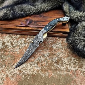 Couteau de poche pliant EDC en acier Damas personnalisé avec manche en corne de bélier véritable, OEM disponible - Product Image 1