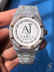 Montre classique de luxe pour homme avec boîtier tonneau incrusté de diamants en quartz, bracelet en acier inoxydable et lunette en cristal saphir, analogique - Product Image 1