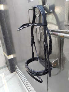 Brida de caballo anatómica de noseband de charol equino al por mayor de alta calidad con cristales de fijación en caliente para montar - Product Image 3