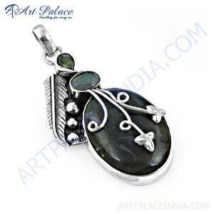 Beau pendentif en argent avec pierres précieuses en labradorite de style antique - Product Image 1