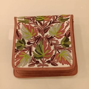 Pochette à bandoulière artisanale en broderie Crewel du Cachemire, couleur crème, avec motif Chinar d'automne - Product Image 1