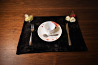 Set de table en velours noir, design moderne, forme rectangulaire, écologique, doux, décoratif, pour une table élégante.