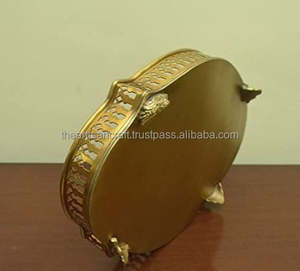 Bandeja de servicio redonda ecológica de latón con diseño decorativo recortado, hecha a mano por Artisan Craft - Product Image 5