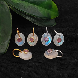 Breloques double pierre en Pierre de Lune Arc-en-ciel ovale Briolette 10x8mm, avec anneau de jonction en Argent Sterling plaqué or, breloques de guérison - Product Image 1