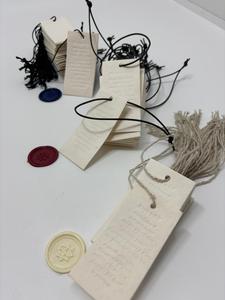 Tarjeta de Invitación de Lujo con Brocado Simple y Borlas Decorativas, Adornos de Madera para Cumpleaños, Bodas y Eventos, Ecológica - Product Image 2
